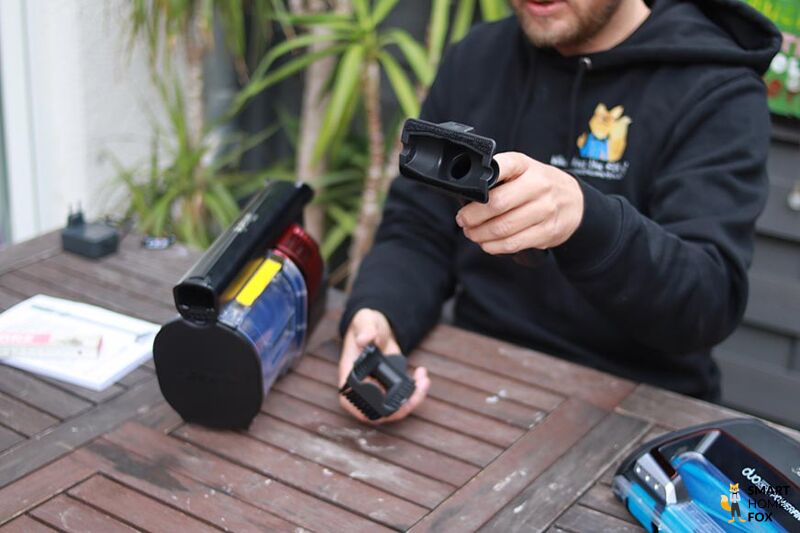 Man sieht die Polsterdüse des Shark Anti Hair Wrap Flexology.